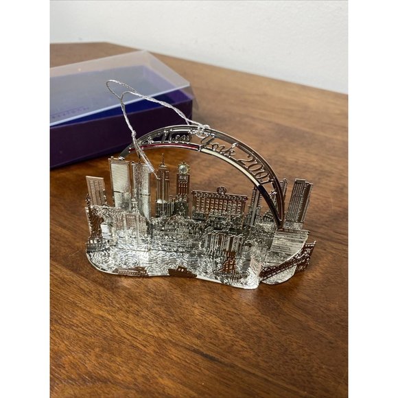 Vintage Two-Hands New York City Skyline Christmas Ornament twin Towers 2001 New - Picture 2 of 10